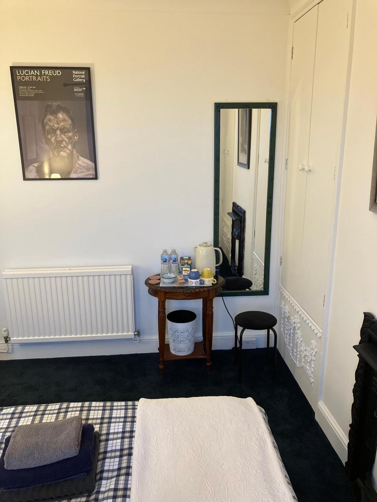 In The Centre Of Shaftesbury Apartment Room photo